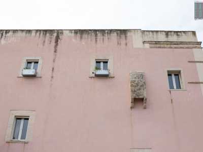 ...e le cui finestre, piccole e strette, si trovano solo nella parte superiore dell�edificio